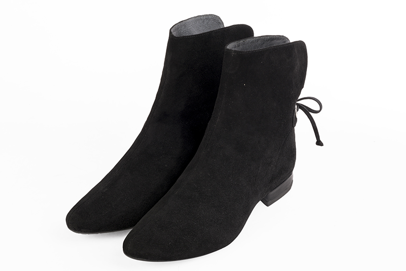 Matt black women's ankle boots with laces at the back. Round toe. Flat block heels. Front view - Florence KOOIJMAN